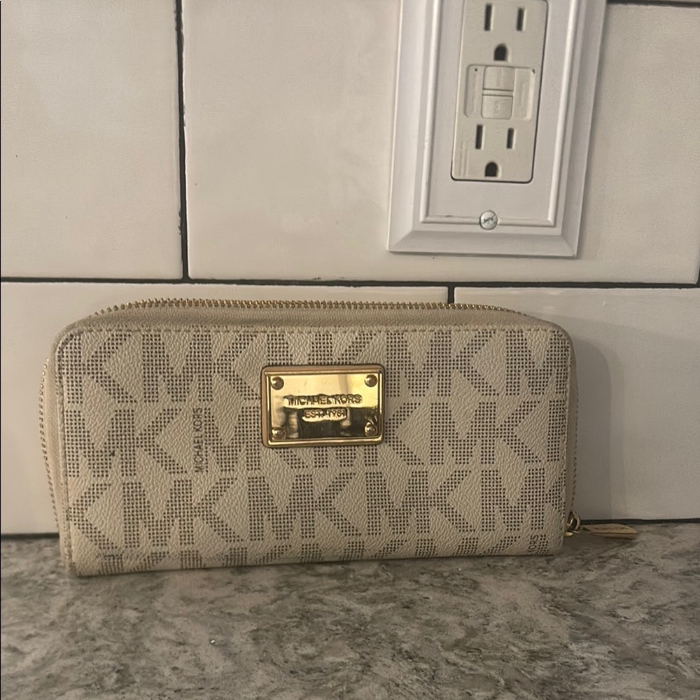Michael Kors Cream Zip Wallet